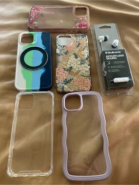 Skullcandy White Earbuds with Mixed Color iPhone Case Bundle for iPhone 14.